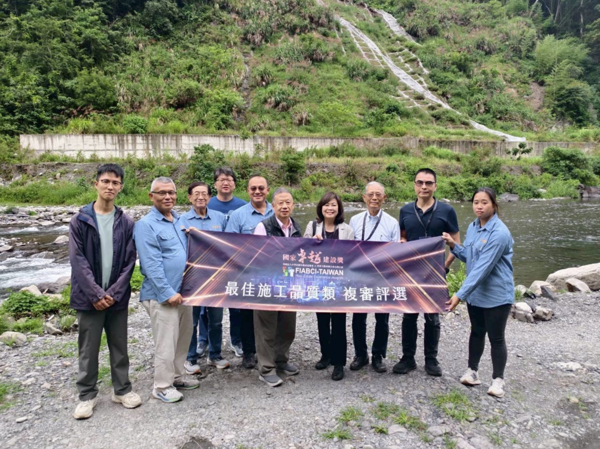 國家卓越建設獎評選會張麗莉主席(右4)及評審委員與工程團隊合影。