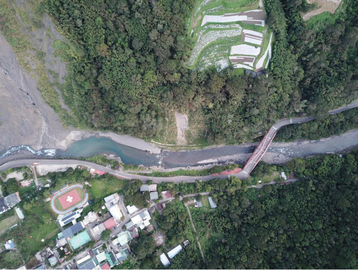 白石溪秀巒大橋下游崩塌地保育治理工程空拍全景。