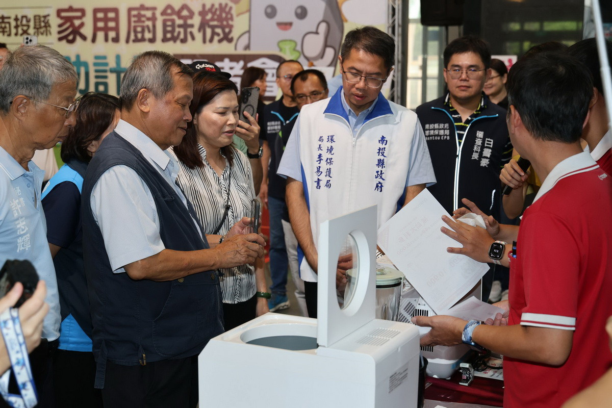 王副縣長與來賓參觀如何使用。(縣府提供)