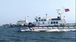 海巡署金馬澎分署第十二巡防區於5日下午偵獲中國海警船編隊靠近金門限制水域，海巡署立即調派巡防艇前推對應，全程併航監控，實施廣播喊話，將中國海警船驅離出我金門水域。（圖／海洋委員會海巡署）