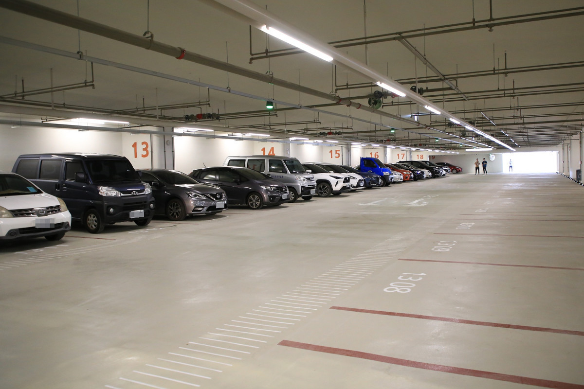 嘉義市嘉北國小地下停車場完工　218席智慧車位啟用