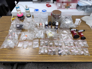 檢警聯手偵辦，共查獲1.7公斤依托咪酯煙油（14瓶）、煙彈26顆，並查扣其他相關製造器具等。