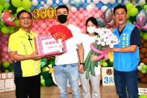 林世賢市長贈送禮券與禮物給去年參加「3萬解謎．幸福無敵」未婚聯誼並於今年7月完成終身大事。圖／記者鄧富珍攝