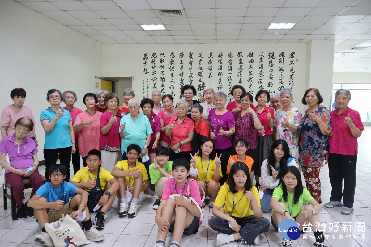 台裔青年參訪長樂居並合影留念