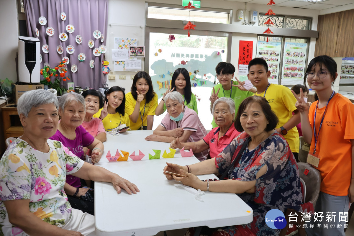 青年陪伴長者進行互動體驗,展現跨世代關懷