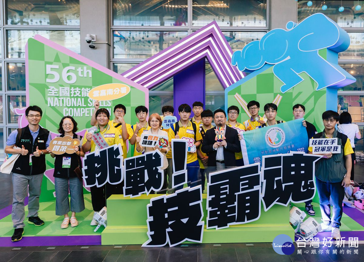 勞動部長洪申翰(右三)與勞發署長黃齡玉(左四)祝賀南分署培訓選手榮獲佳績,肯定技能培育成果。