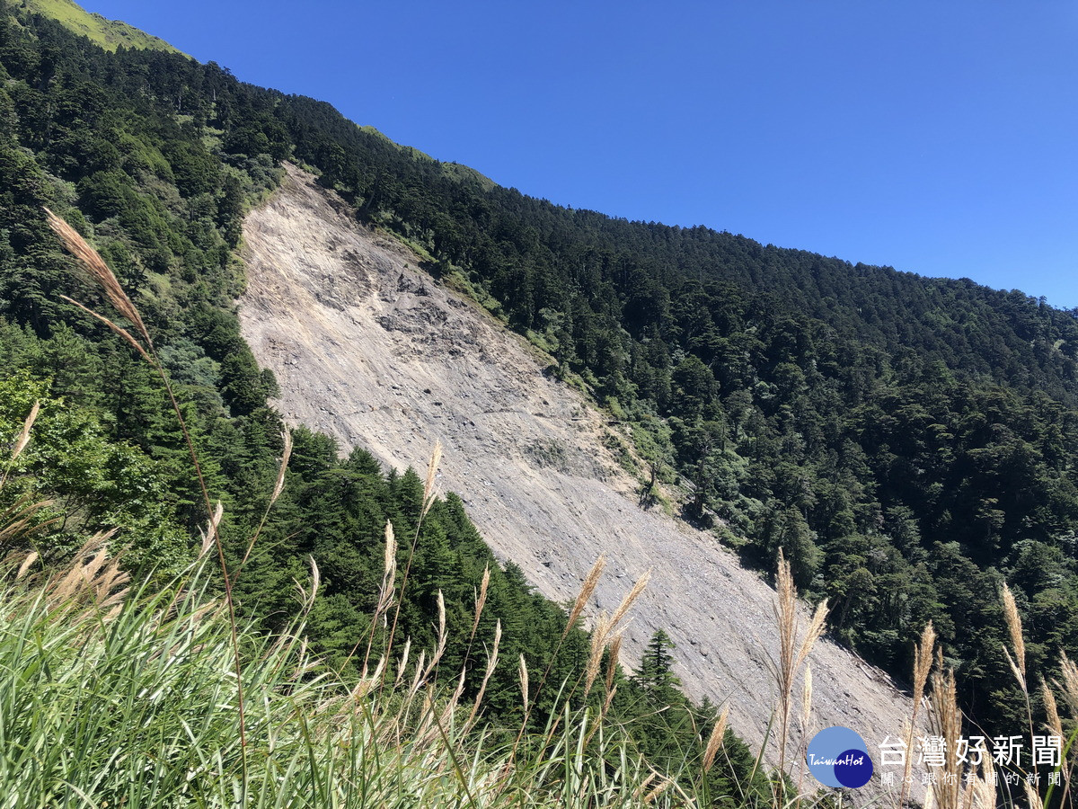 能高西段地質脆弱,若遇大雨或觀察到落石跡象,「撤退」是確保生命安全最勇敢也最正確的決定(圖/錢煥欽提供)