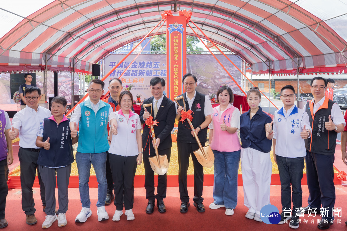 張市長與貴賓合影。