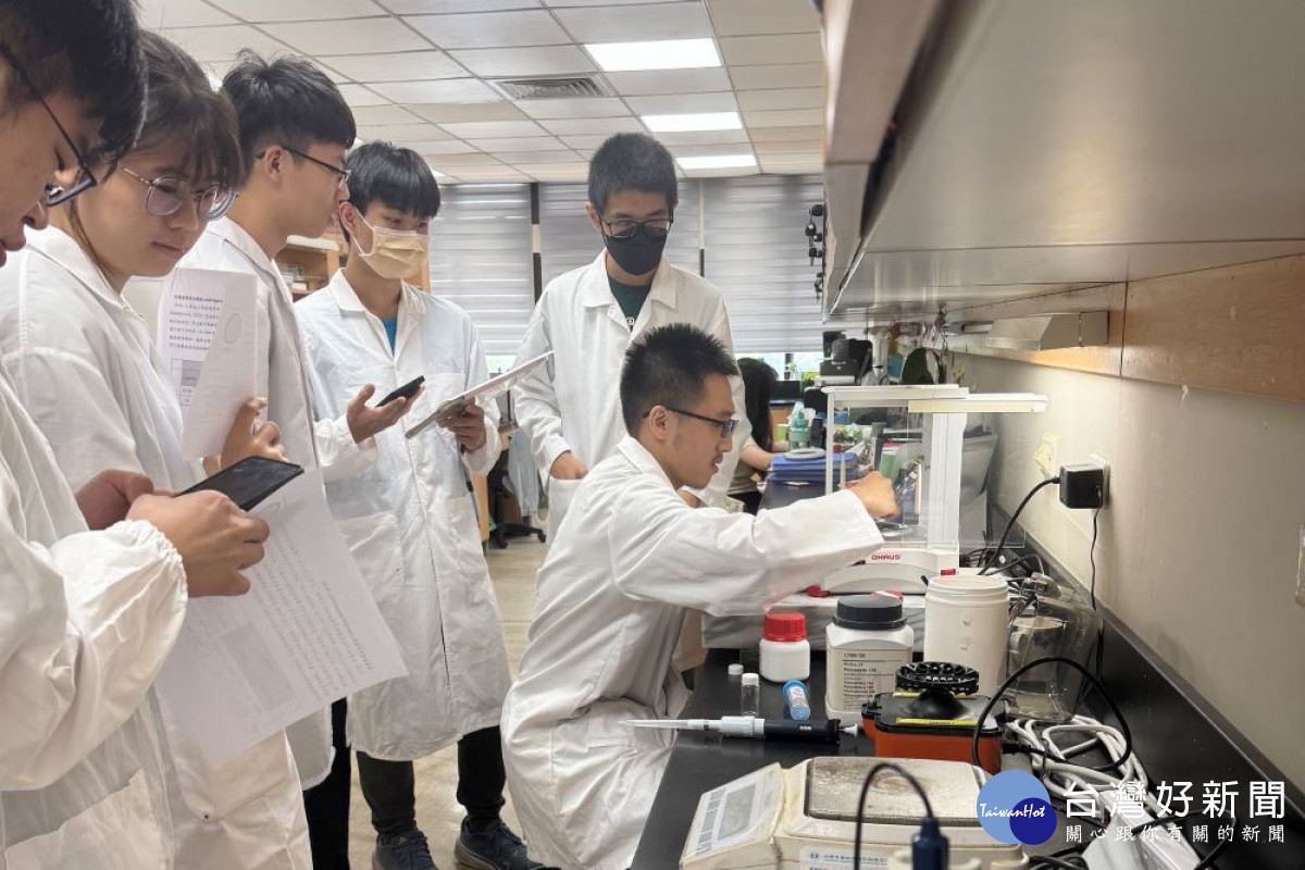 長庚大學「中醫藥基礎研究概論與實作」,學生進行藥物製劑實習。(圖/長庚大學)
