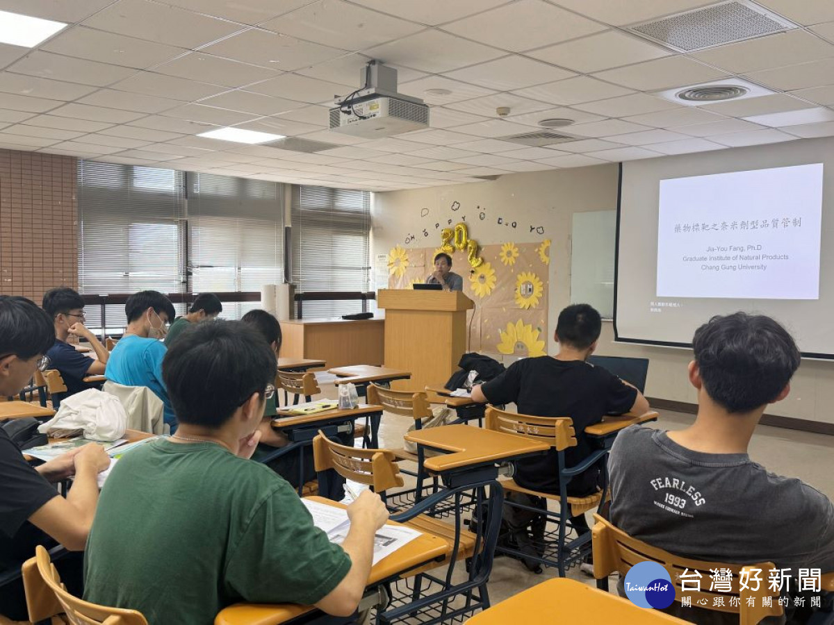 方嘉佑教授在「中醫藥基礎研究概論與實作」課程中,教導中醫系同學掌握藥物劑型的理化性質與設計概念。(圖/長庚大學)