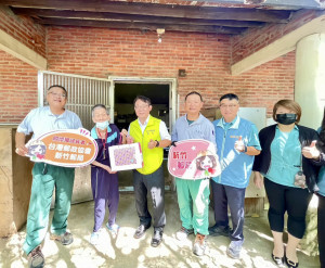 新竹郵局局長沈佛龍率郵務單位同仁，攜帶慰問品探視獨居長者葉先生。