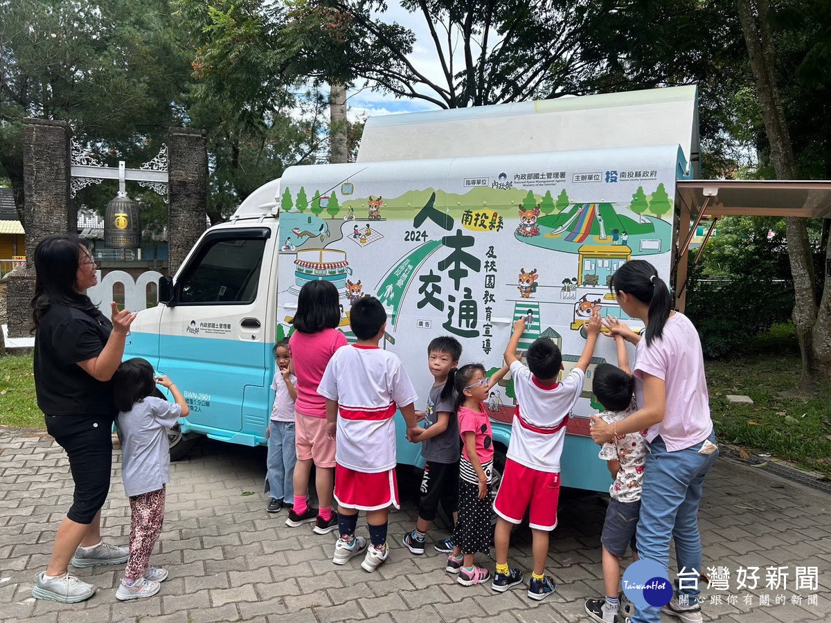 深入校園宣導人本交通人行環境通學步道等。（縣府提供）<br />
<br />
