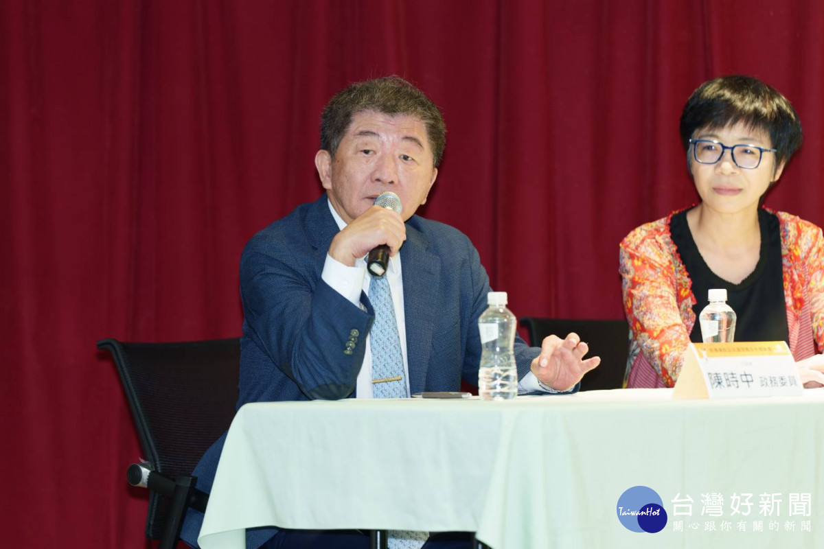 行政院政務委員陳時中(左)強調應讓護理專業成為全民健康的重要投資。右為健康照護司司長蔡淑鳳(長庚醫院提供)