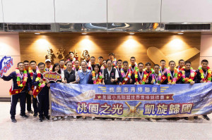 桃園市長張善政一行前往桃園國際機場，迎接載譽歸國的桃園市青棒聯隊。