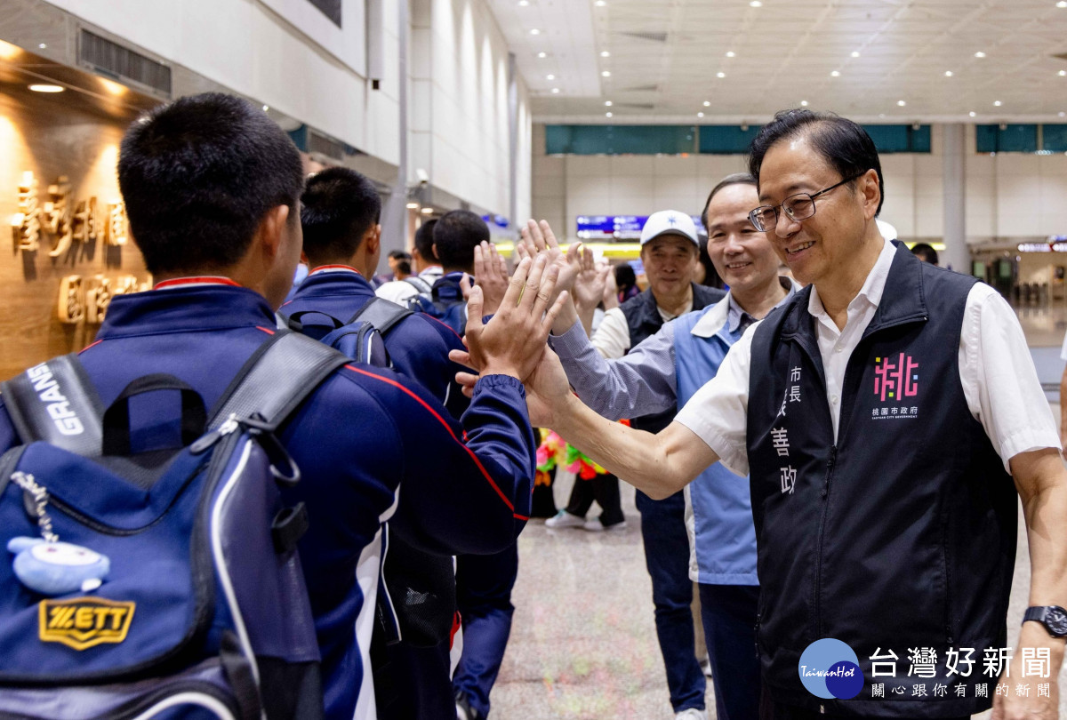 桃園市長張善政、教育局長劉仲成於桃園機場迎接選手歸國。