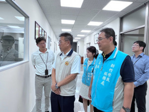 李建學專門委員(左2)及鞠宗顯處長(前排右1)參訪創業有成退除役官兵張志忠負責人(左1)。