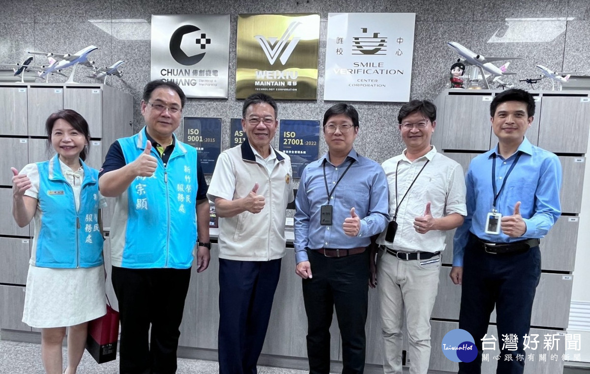 李建學專門委員(左3)及鞠宗顯處長(左2)拜訪唯修科技有限公司。