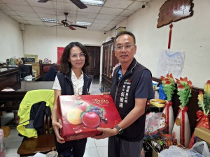 霧峰區長張慶庸代表市長盧秀燕及民政局長吳世瑋前往慰問北柳里長吳儒親(左)。林重鎣翻攝