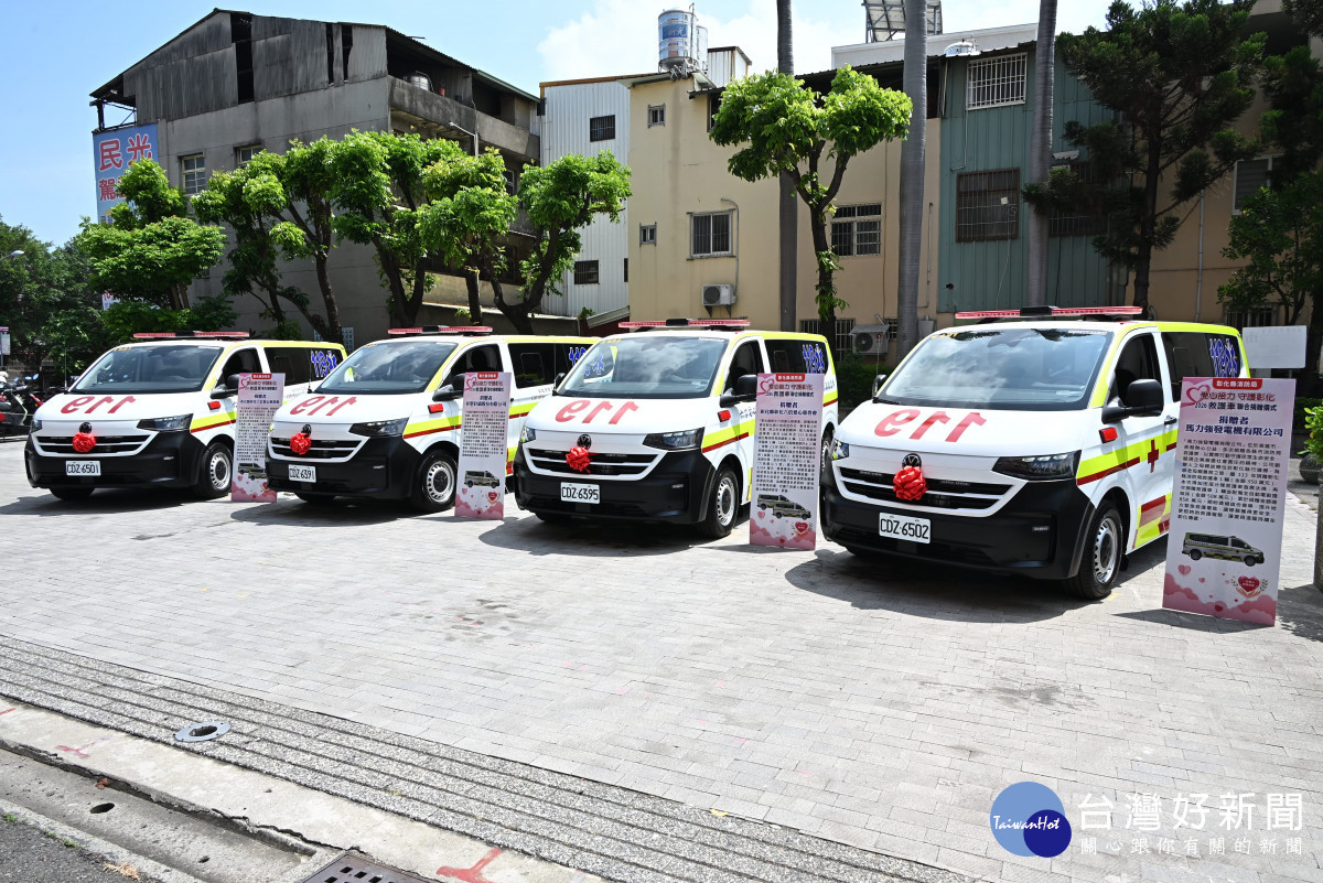 彰化獲贈4輛高規格救護車　首配全自動電動擔架床