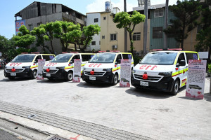 彰化獲贈4輛高規格救護車，首配全自動電動擔架床。圖／記者鄧富珍攝