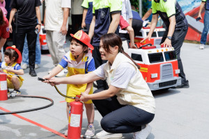 市長高虹安與消防體驗幼兒。