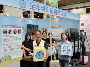 衛生局陳厚全局長現場互動遊戲體驗。