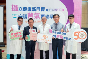 （左起）高齡泌尿科侯鎮邦主任、桃園市議會卓達銘秘書長、林口長庚馮思中副院長、泌尿科陳煜系主任及鄧子麒醫師共同出席，呼籲男性重視攝護腺健康，及早就醫治療。（長庚醫院提供）