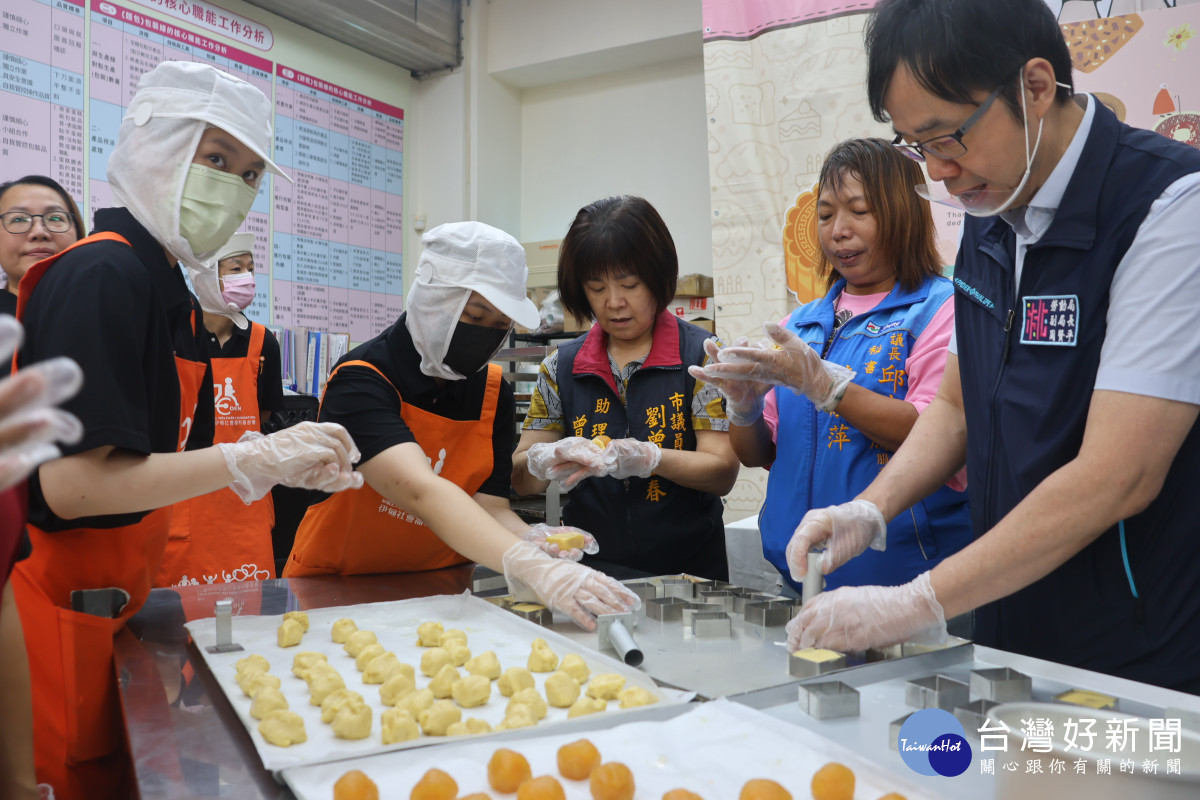 伊甸桃園庇護工場員工小昀帶領貴賓一同體驗鳳凰酥製作,展現扎實的烘焙功夫