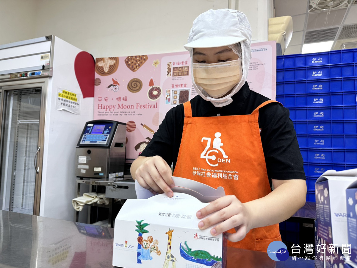 伊甸庇護員工小昀從產品包裝、組裝及出貨等工作開始,在專業團隊陪伴逐步累積實務經驗