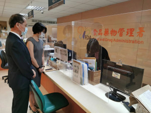 2021新冠疫情期間，慈濟預計購買BNT疫苗，6月23日由慈濟基金會顏博文執行長（左）與陳昱瑄律師（中），正式前往衛福部食藥署送件。（圖／資料照片，圖源：慈濟基金會提供）