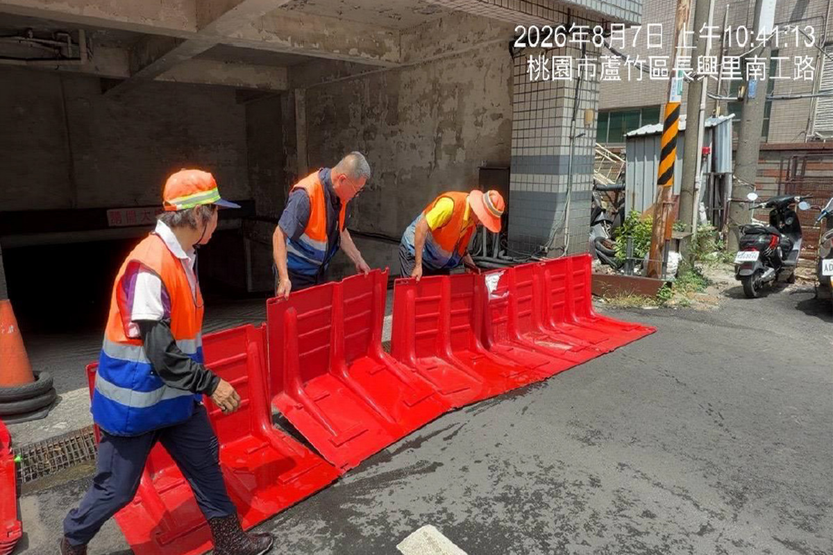 蘆竹區長興里水患自主防災社區架設擋水板。