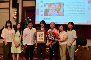 臺東縣表揚36位模範父親　饒慶鈴頒獎感謝各行各業打拼的爸爸