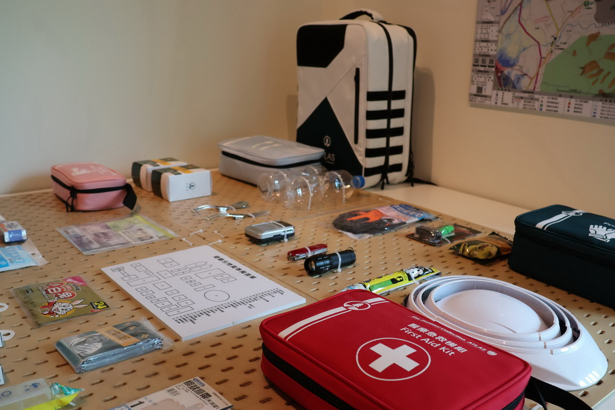 展出緊急避難包等居家必備防災用品。(國立科博館提供)