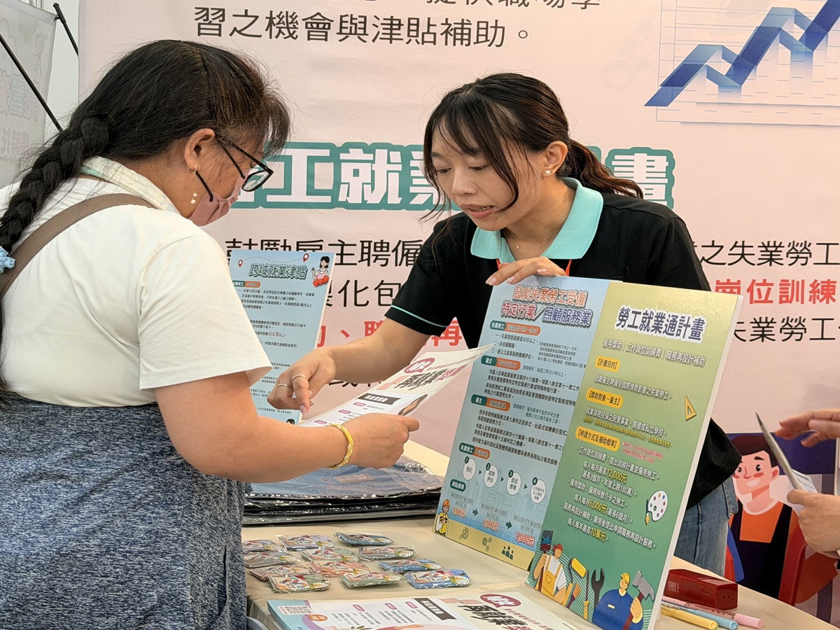 就服員熱心為民眾及廠商說明「勞工就業通計畫」,助勞資雙方了解計畫內容