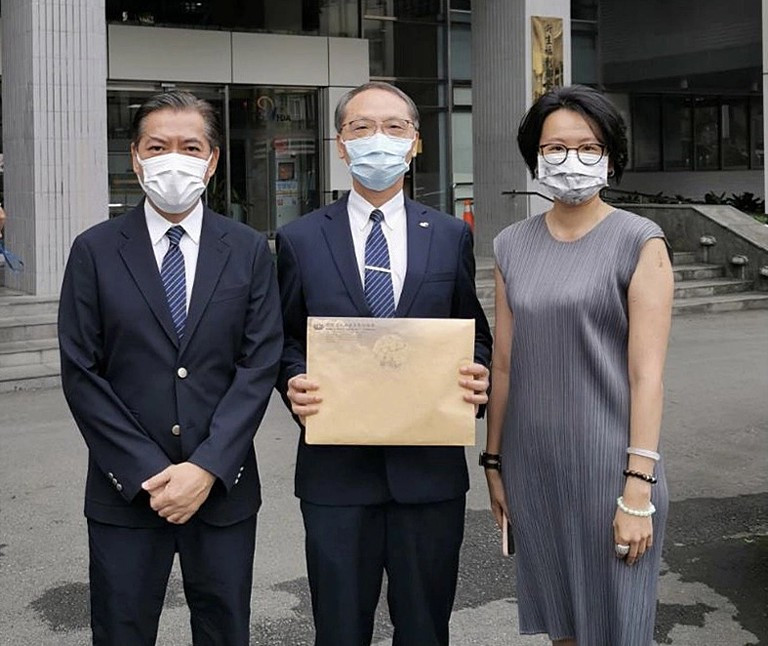 2021新冠疫情期間，慈濟預計購買BNT疫苗，6月23日由慈濟基金會執行長顏博文（中）、副執行長何日生（左），與陳昱瑄律師（右），正式前往衛福部食藥署送件。（圖／資料照片，圖源：慈濟基金會提供）