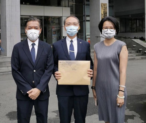 2021新冠疫情期間，慈濟預計購買BNT疫苗，6月23日由慈濟基金會執行長顏博文（中）、副執行長何日生（左），與陳昱瑄律師（右），正式前往衛福部食藥署送件。（圖／資料照片，圖源：慈濟基金會提供）