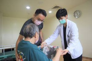 桃園醫院失智整合照護病房透過跨專業團隊，結合精神症狀治療、復健與家屬衛教，協助失智長者穩定症狀並維持生活功能