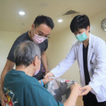 桃園醫院失智整合照護病房透過跨專業團隊，結合精神症狀治療、復健與家屬衛教，協助失智長者穩定症狀並維持生活功能