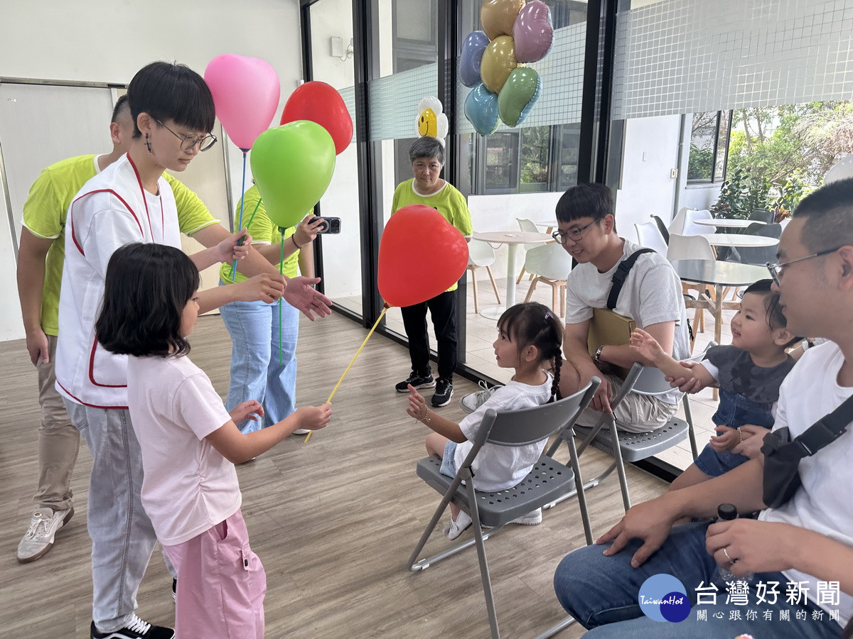 家扶小朋友贈來賓幸福汽球祝福大家健康平安。(記者扶小萍攝)