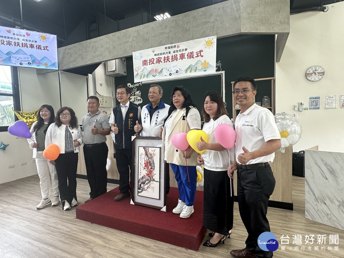 傅國樑校長贈陳家藝術家畫作感謝捐贈。(記者扶小萍攝)
