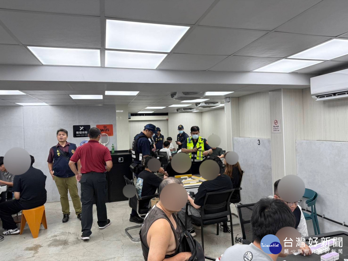 龜山分局7日深夜執行保護兒童及少年措施擴大臨檢勤務,保護青少年安全。