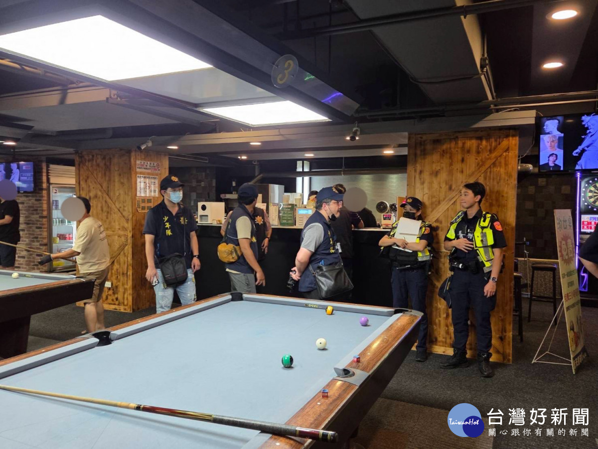 龜山分局7日深夜執行保護兒童及少年措施擴大臨檢勤務,保護青少年安全。