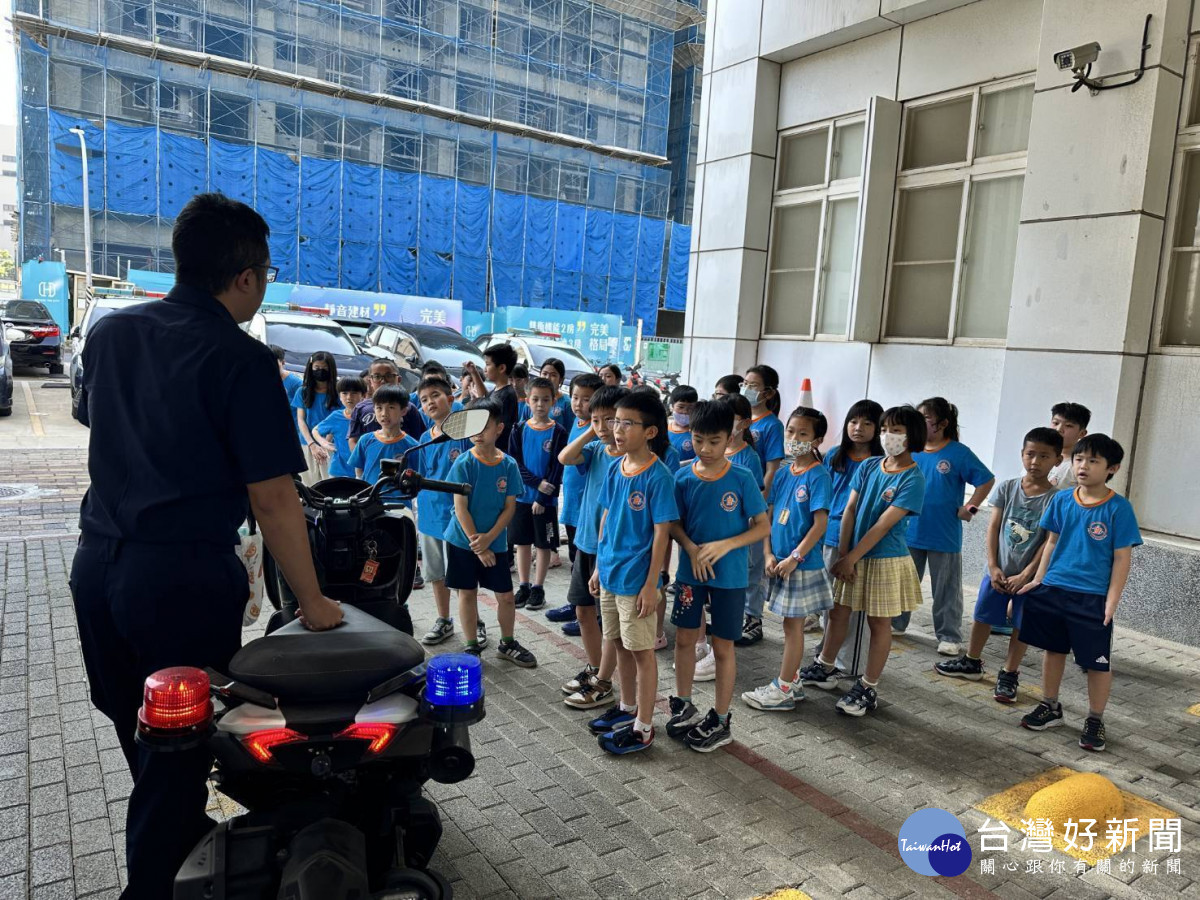 大園警攜手交大帶學童走進VR學交通。