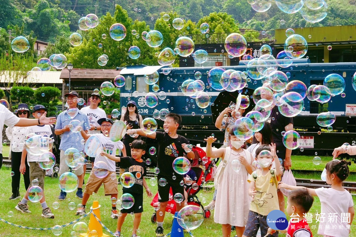 圖說:繽紛夢幻的泡泡秀。