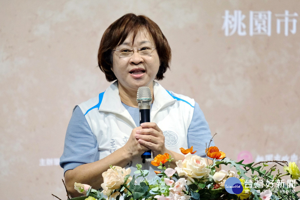 桃園市政府文化局主任秘書張至敏於「2026桃園水韻會員聯展」開幕式中致詞。<br />
