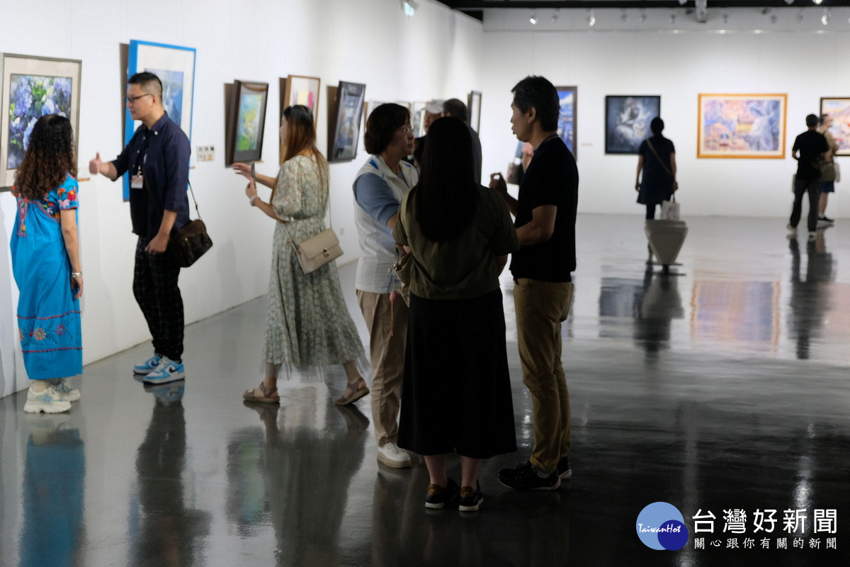 「2026桃園水韻會員聯展」開幕式參與貴賓作品欣賞及交流。