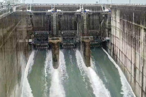 石門水庫啟動阿姆坪防淤隧道沖淤，滾動調整水庫操作策略以調節洪水量及穩定供水。