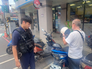 警方獲報後立即協助查找，老翁提供線索逐一尋找，最終順利協助尋回機車。