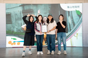 團隊去年以龜山地陪所獲頒感謝狀，並與青年局侯局長合影。