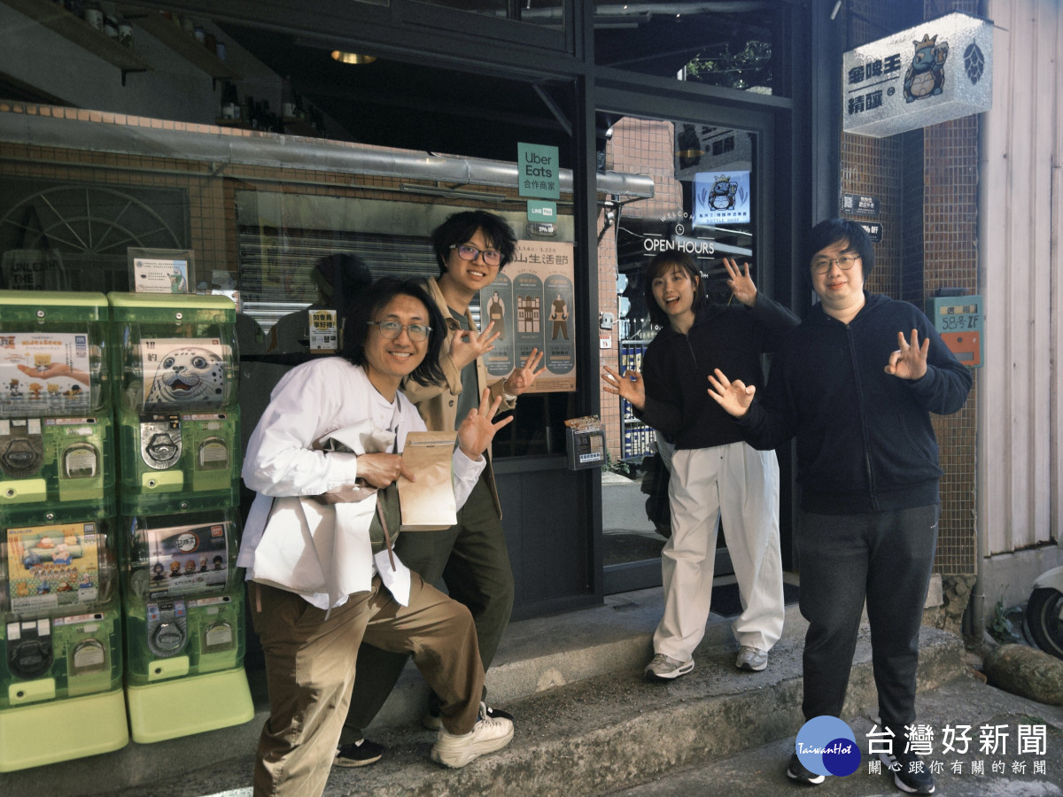 龜山圈圈小隊成員(左1:張浩鉅、左2泊堂老闆吳梁帆、右2為龜山青年陳鈺臻、右1為龜啤王老闆李牧樺)